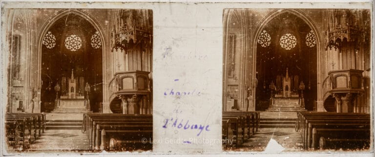 Stereoscopic glass slide captioned "Chapelle de l'Abbaye" showing a Gothic abbey chapel interior with pointed arches, trefoil roundels, pews, and a pulpit, on a 45x107mm Vérascope Richard glass plate