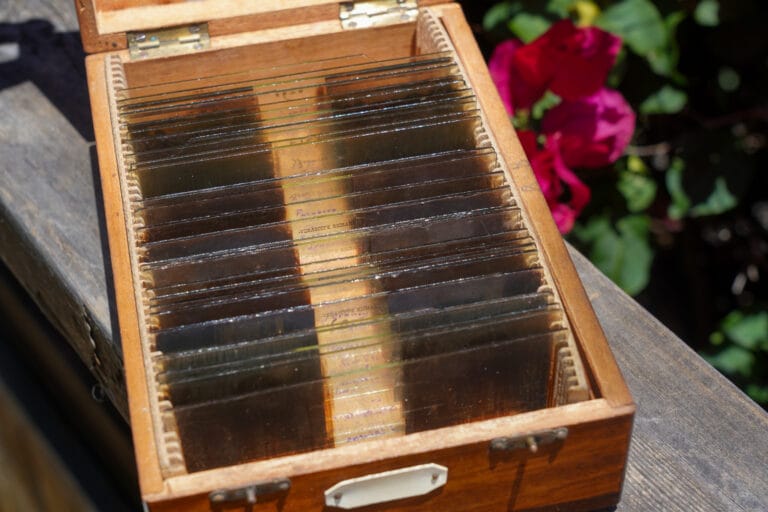 Verascope Richard - Open box of stereoscopic glass slides from around 1890-1920 with visible "Verascope Richard" label on glass slides